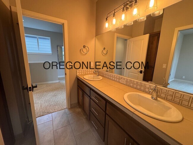 Building Photo - 3 Bedroom 3 bath Crescent village home