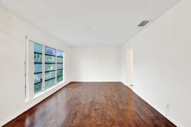 Building Photo - 3 BR / 3 BA + Patio + Parking AVAIL 8/1