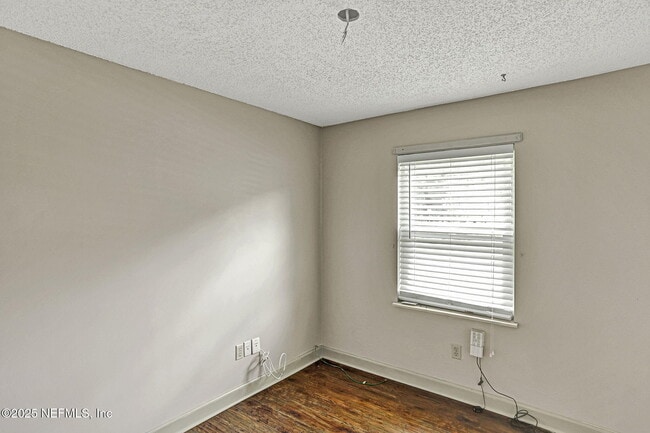 Building Photo - 2214 Luana Dr E