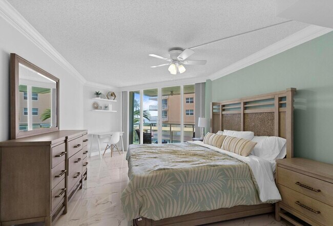 Building Photo - 1057 Hillsboro Mile