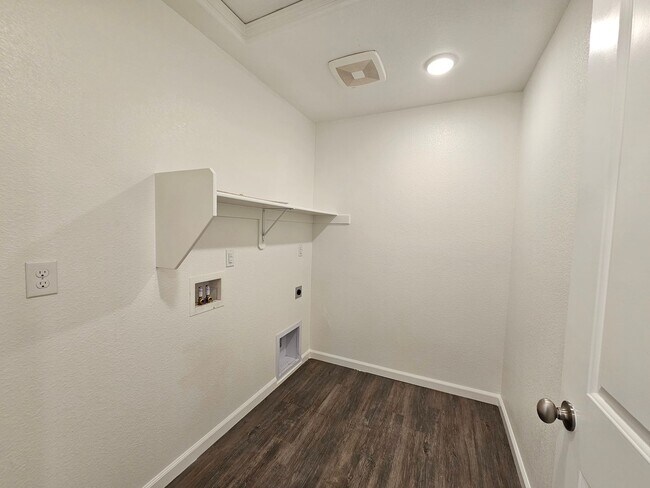 Building Photo - 322 Double Spring Dr