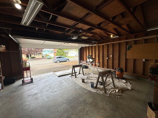 Building Photo - Peaceful Albany Home with Private Yard