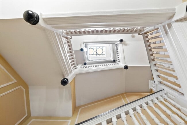 Building Photo - 371 Beacon St