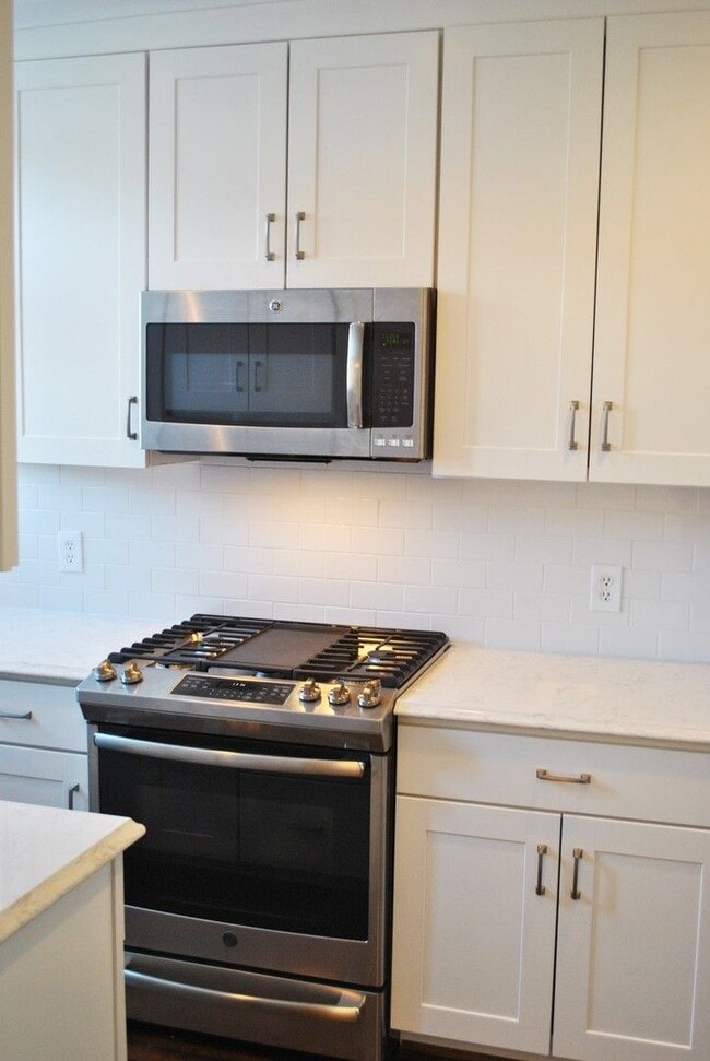 Building Photo - Georgetown near GT Medstar Hospital, Chic Rowhouse 5br/3Ba w/Yard, Deck, Parking