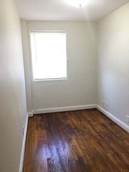 Building Photo - 1216 N Augusta Ave