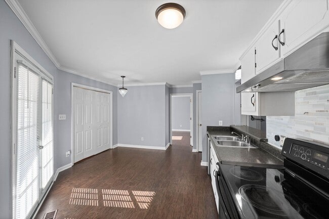 Building Photo - Cute home move in ready in the heart of Oak Grove- close to Fort Campbell and Shopping!