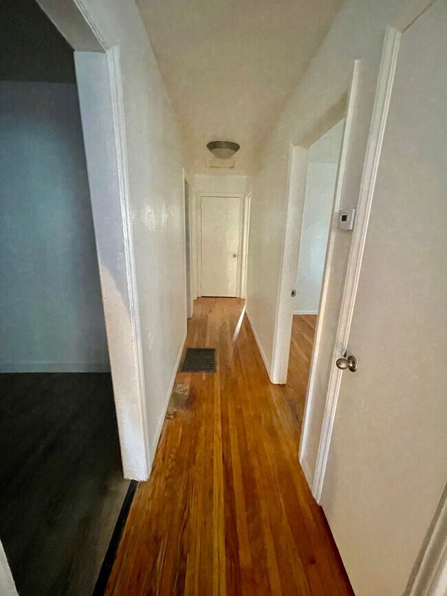 Building Photo - Introducing a charming 3 bedroom, 1 bathroom house located in the heart of Charlotte, NC.