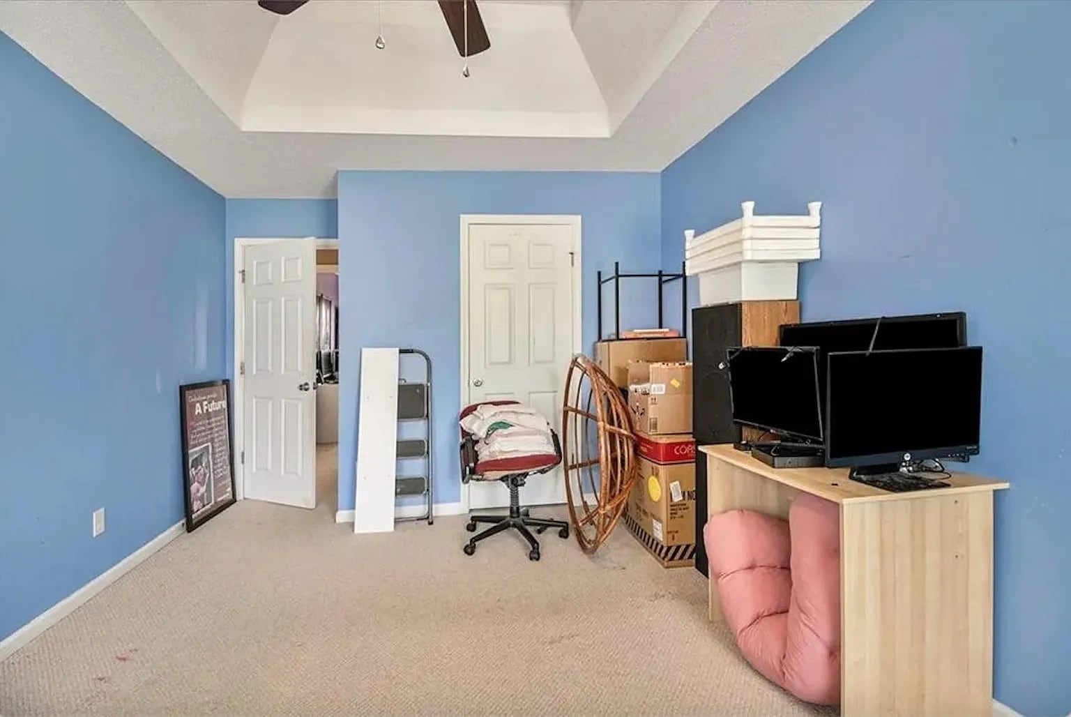 Building Photo - Room in House on Cabana Way