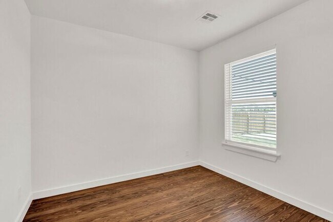 Building Photo - 2608 N Quaker Ave