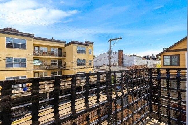 Building Photo - Admiral District 1 Bedroom Condo with Laun...