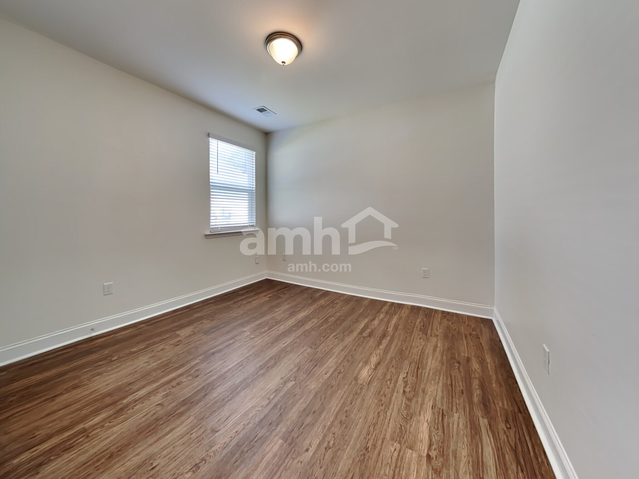 Building Photo - 223 Swan Dr