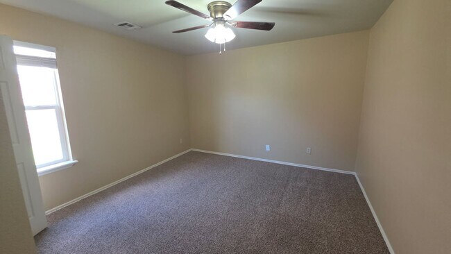 Building Photo - 3 bed 2 bath & bonus room - 2 car garage - Pool and playground
