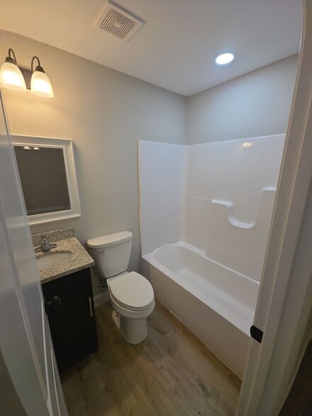 Building Photo - 5206 Oak Point Ct