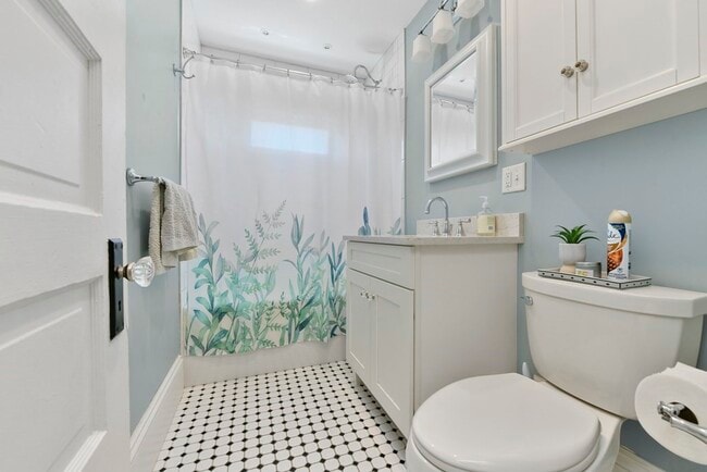 Building Photo - 257 E Cottage St