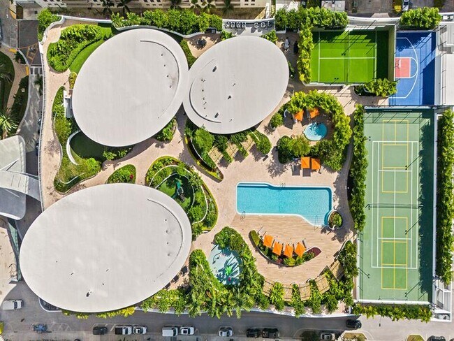 Building Photo - 700 NE 24th St