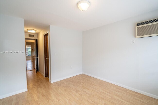 Building Photo - 475 S Shore Dr