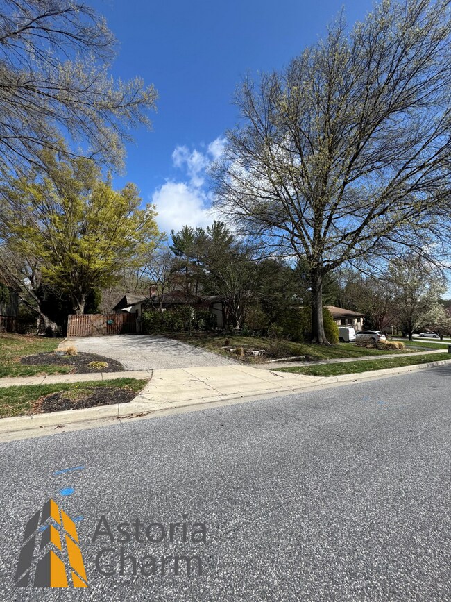 Building Photo - Spacious 5 Bedroom 3 Bath + Den Single Family Detached Home