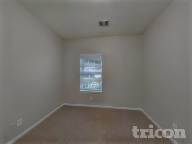 Building Photo - 210 Pequin Rd