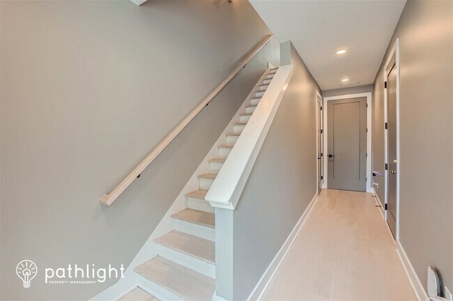 Building Photo - 865 Cavanaugh Avenue SE