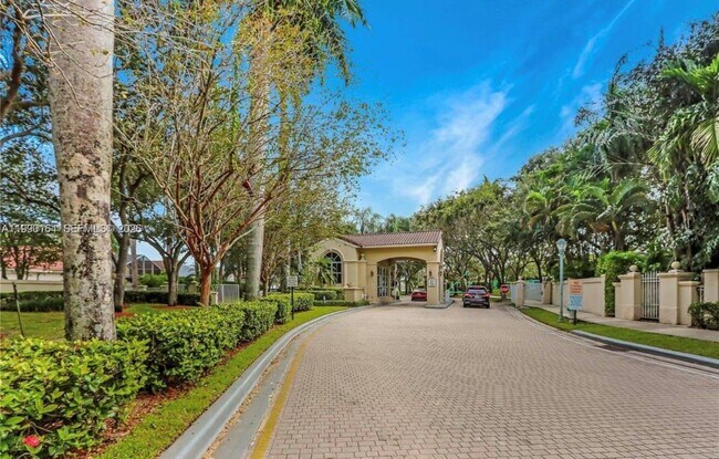 Building Photo - 5350 SW 33rd Ave