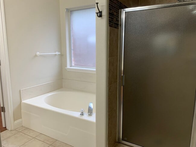 Building Photo - 3821 Brockhampton - 4/Bed 2/Bath - $2295/m...