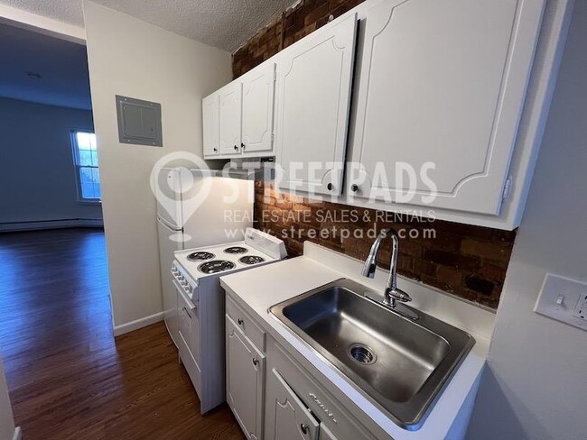 Building Photo - bedroom in Boston MA 02130