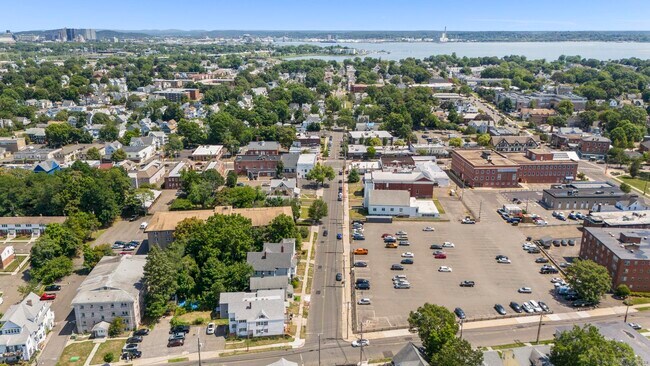 Building Photo - 327 Center St