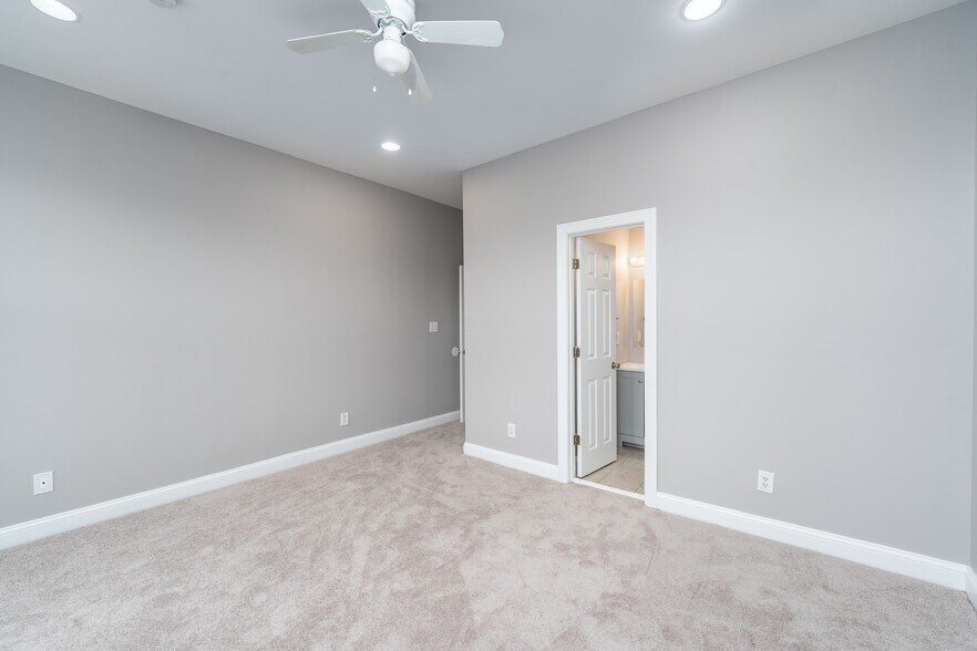 Primary Bedroom / En Suite Bathroom - 2248 Brookfield Ave