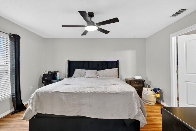 Building Photo - Available June 15th! 3BR Home in Tavares with Huge Backyard
