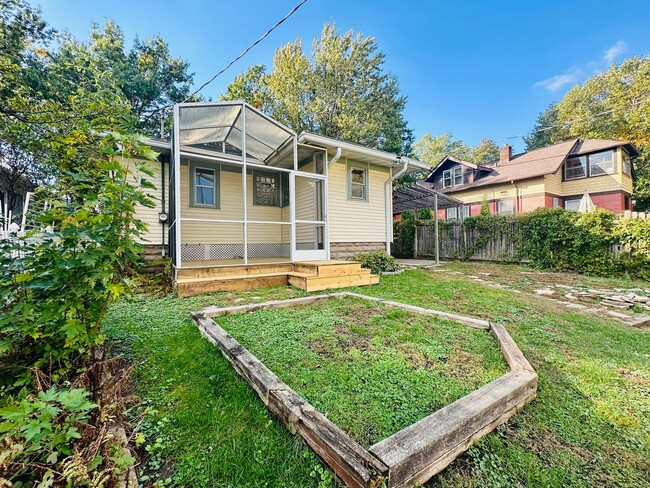 Building Photo - Elegant 2-Bedroom Single Family Home w/ Mo...
