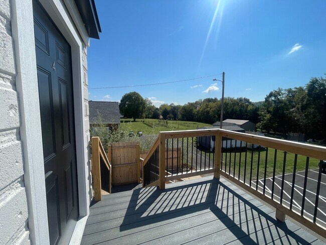 Building Photo - 2 Bedroom / 1 Bath Apt. Upstairs  Kingsport, TN