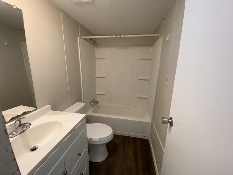 Building Photo - 80 Redwood Ln