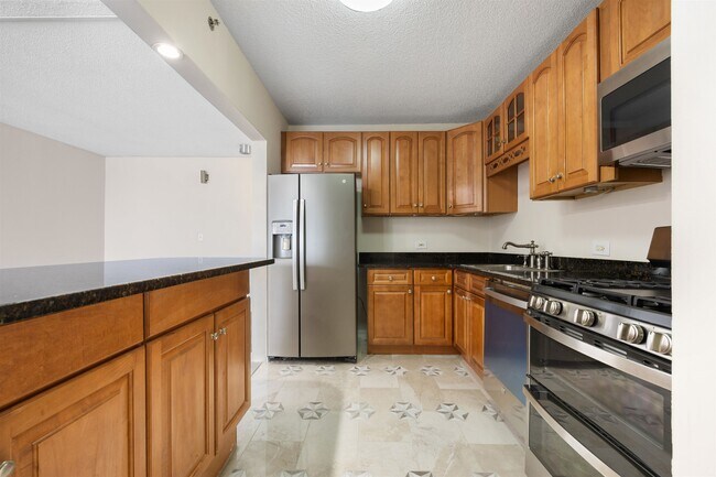 Building Photo - 45 River Dr S