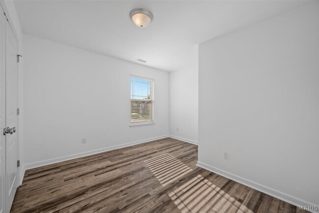 Building Photo - 499 Parkgate Dr