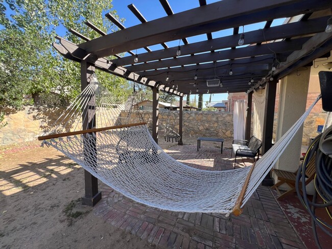 Building Photo - Charming 3-Bed, 2.5-Bath Home with Cozy Fi...