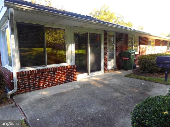 Building Photo - 1413 Cherokee Ln