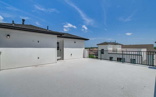 Building Photo - 8702 Ojeman Villas Dr