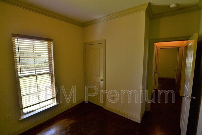 Building Photo - 4836 Rollins Rd