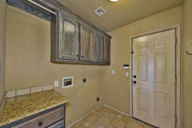 Building Photo - Amazing Home - 3 bed 2 bath - Edmond Schools
