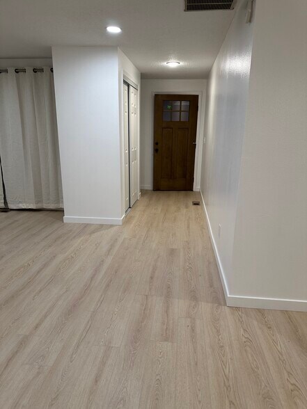 Building Photo - 6065 SW 68th Ct