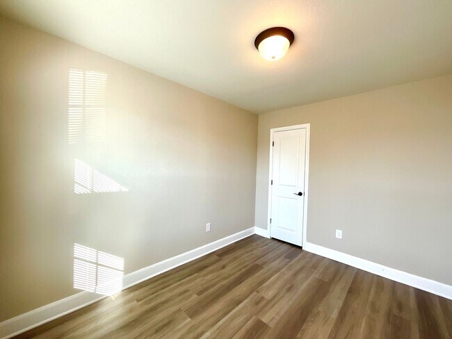 Building Photo - **APPLICATION RECEIVED** Three Bedroom Townhome in Prime Location! Close to New IKEA, I-35, Forum...