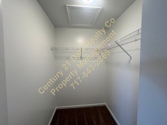 Building Photo - 210 Royal Dr