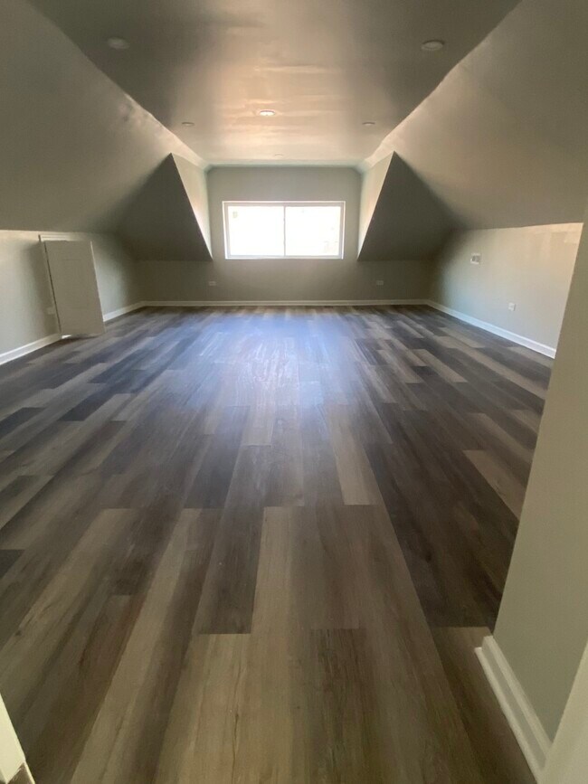 Building Photo - 8046 S Manistee Ave