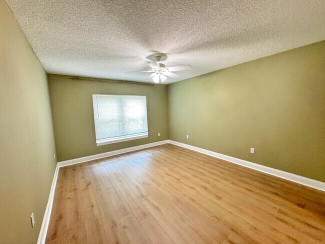 Building Photo - Spacious two-story island townhome in gate...