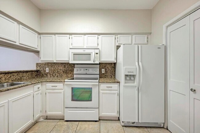 Building Photo - 2901 San Jacinto Blvd