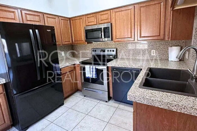 Building Photo - 1810 E Blacklidge Dr