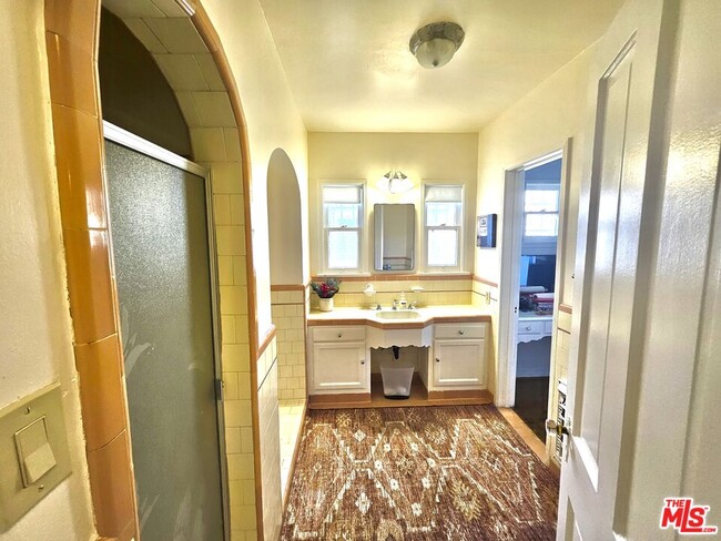 Building Photo - 2211 W 78th Pl
