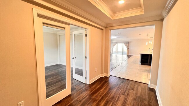 Building Photo - Immaculate 4 BR / 3 BA - With an OFFICE!