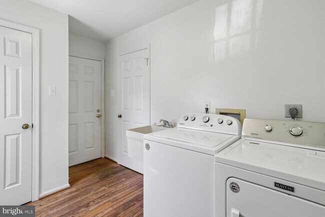 Building Photo - 903 Ridge Dr