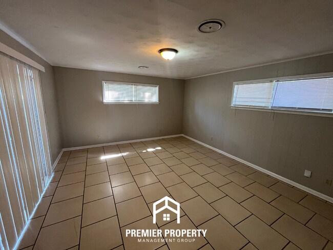 Building Photo - Spacious 4BR/2BA Home in Whitehaven | Hardwood Floors & 2-Car Garage